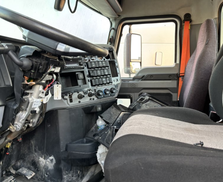 2022 Mack Anthem - Image 10