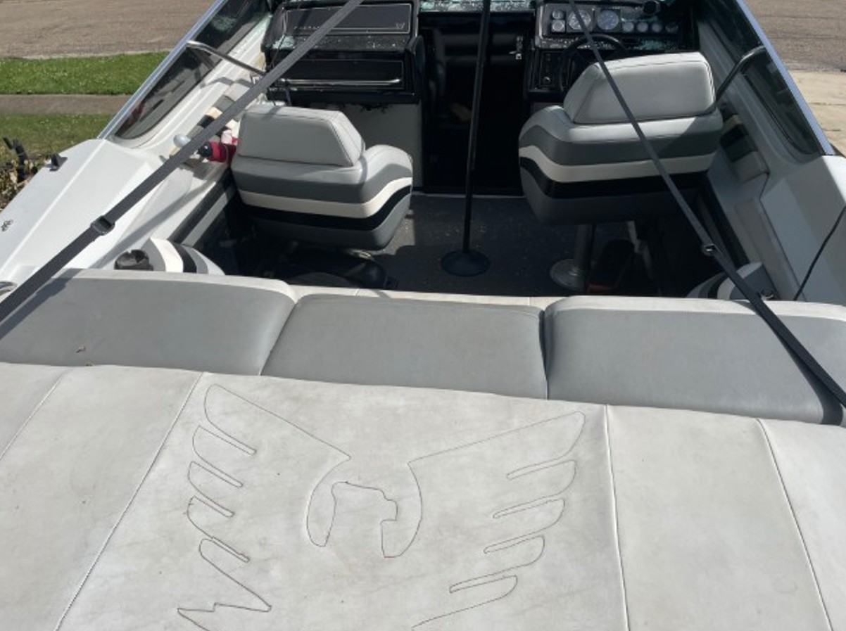 1988 Formula F-233LS Powerboat - Image 15