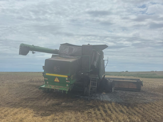 2001 John Deere 9650 Combine - Image 3