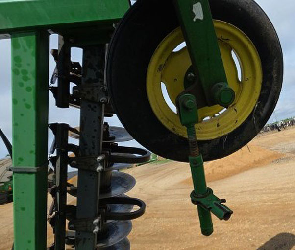 2005 John Deere 637W Disk Harrow - Image 10