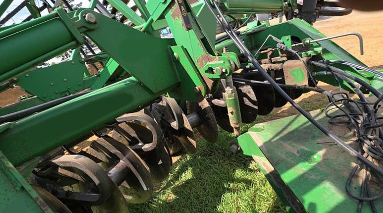 2005 John Deere 637W Disk Harrow - Image 13