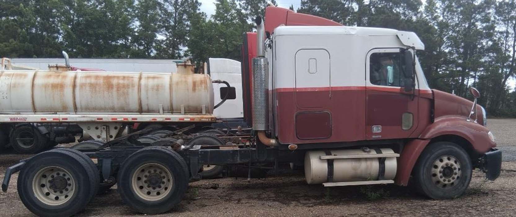 2007 Freightliner Columbia - Image 2