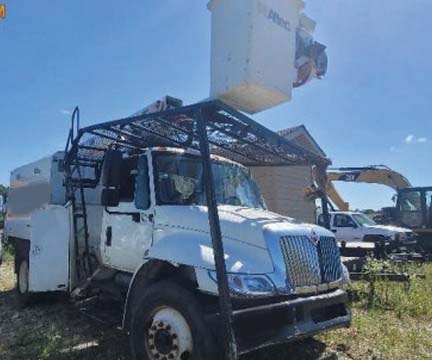 2011 International Boom Chipper Truck - Image 4