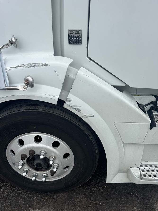 2011 Volvo VNL - Image 3