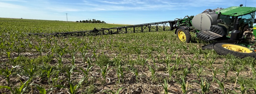 2013 John Deere 4940 Self-Propelled Sprayer - Image 3