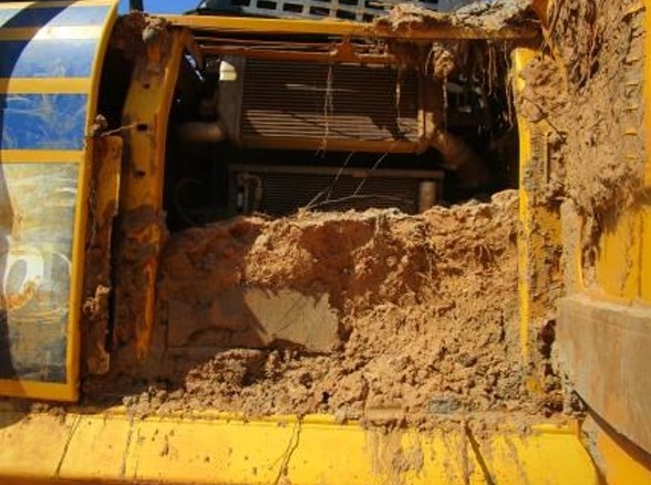 2014 Komatsu PC210 LC Excavator - Image 30