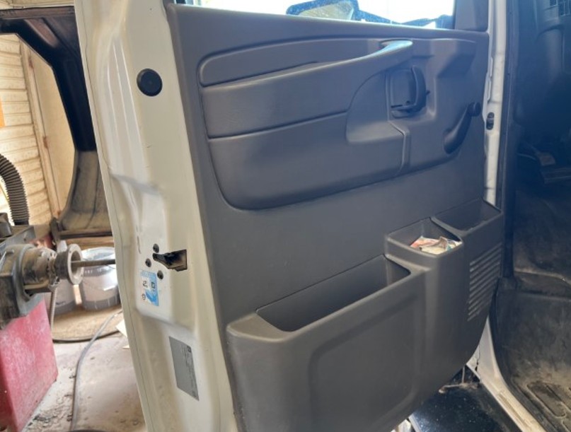 2015 Chevy Express Commercial Cutaway - Image 11