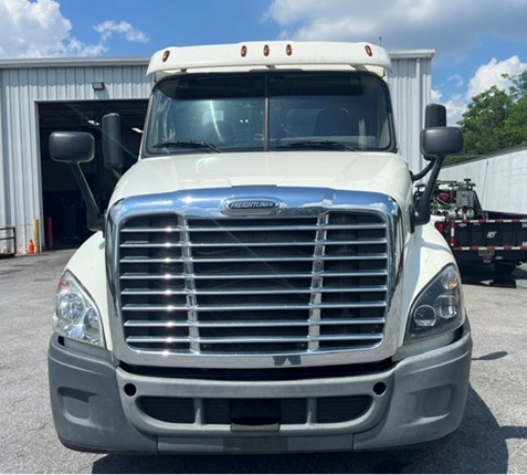 2015 Freightliner Cascadia (6931) - Image 2