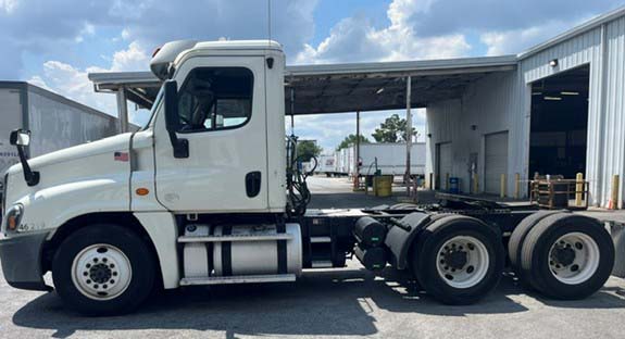 2015 Freightliner Cascadia (6931) - Image 4
