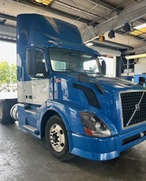 2015 Volvo VNL - Image 2