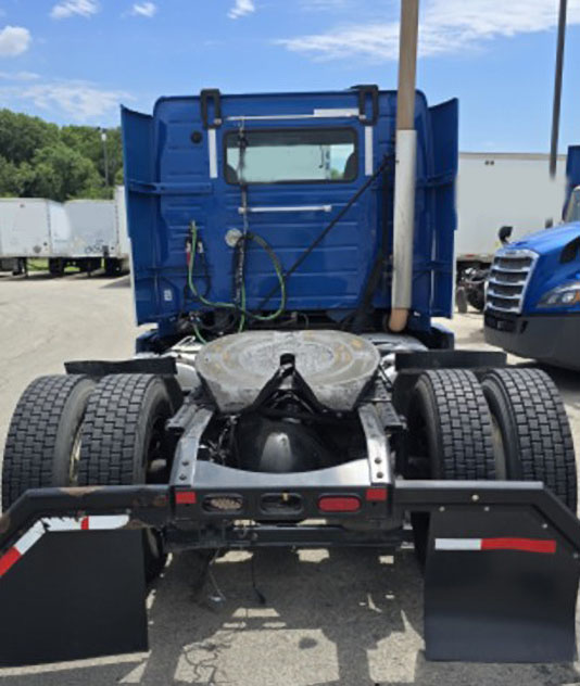 2015 Volvo VNL - Image 2