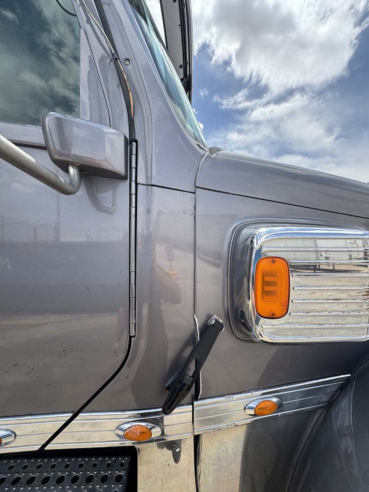 2016 Freightliner Coronado - Image 11
