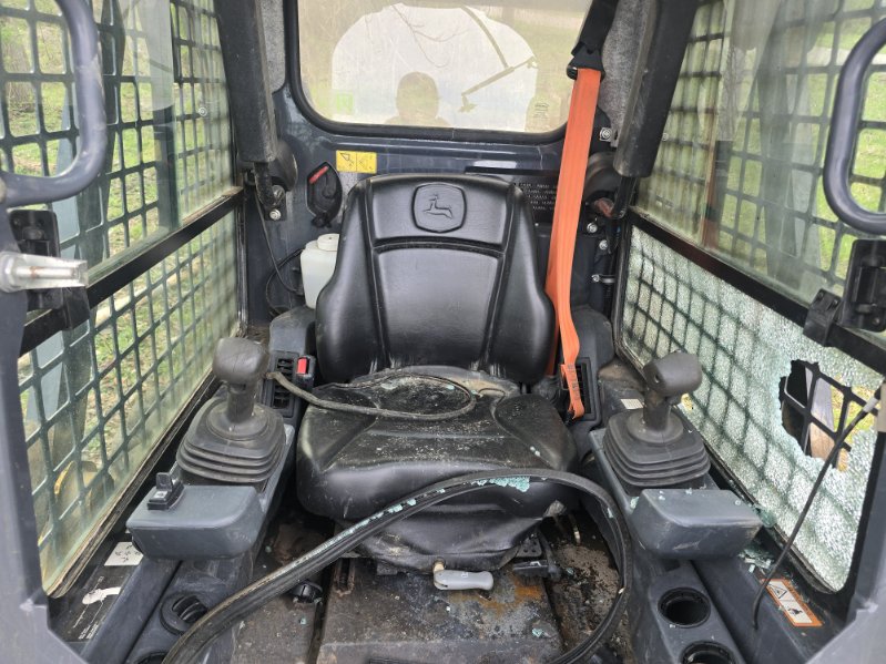 2017 John Deere 318G Skid Steer - Image 2