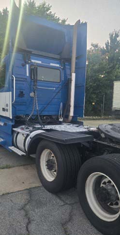 2017 Volvo VNL (2954) - Image 3