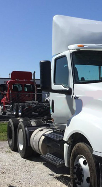 2019 International LT625 - Image 2