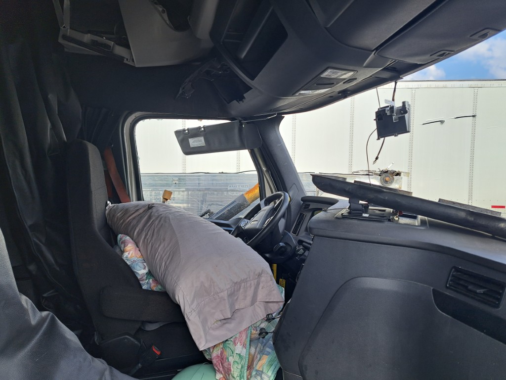 2024 Freightliner Cascadia - Image 13