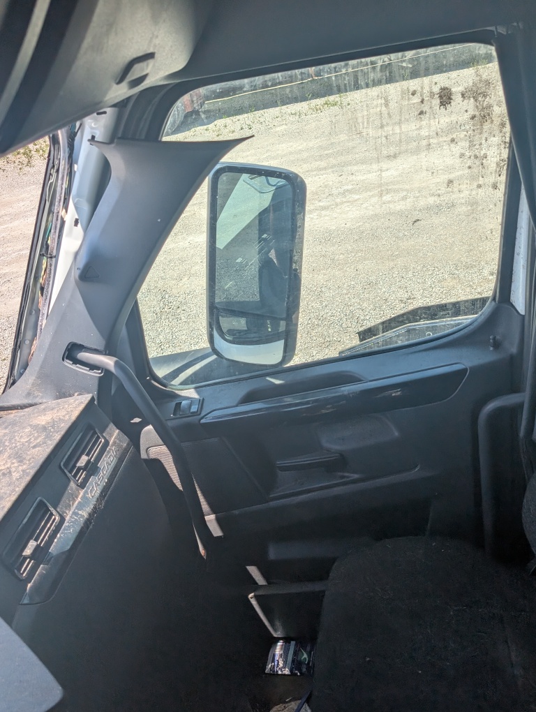 2025 Freightliner Cascadia - Image 15