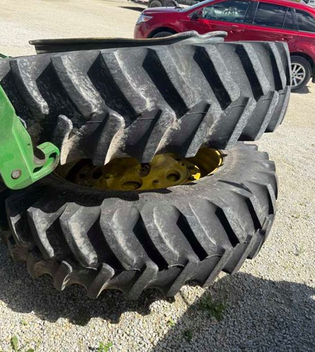 2004 John Deere 8220 Tractor - Image 12
