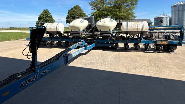 2012 Kinze 3600 Planter - Image 2