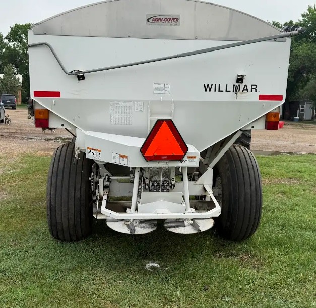 2008 Willmar WLS800 Fertilizer Spreader - Image 2