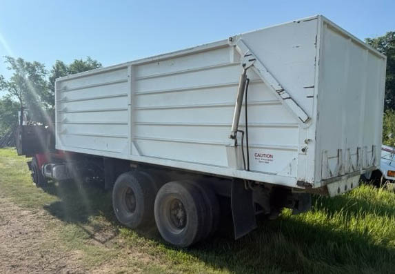 1973 International Fleetstar 2070A Farm Truck - Image 4