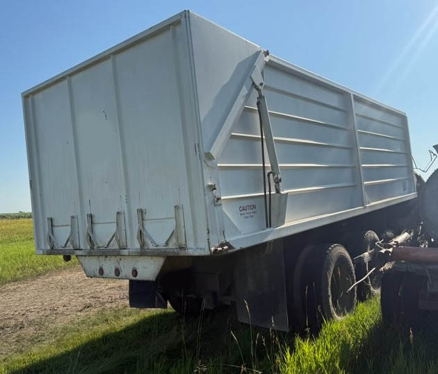 1973 International Fleetstar 2070A Farm Truck - Image 5