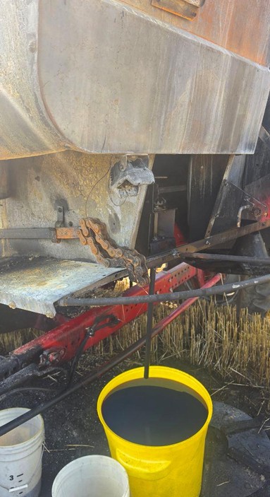 1989 International 1680 Combine - Image 4