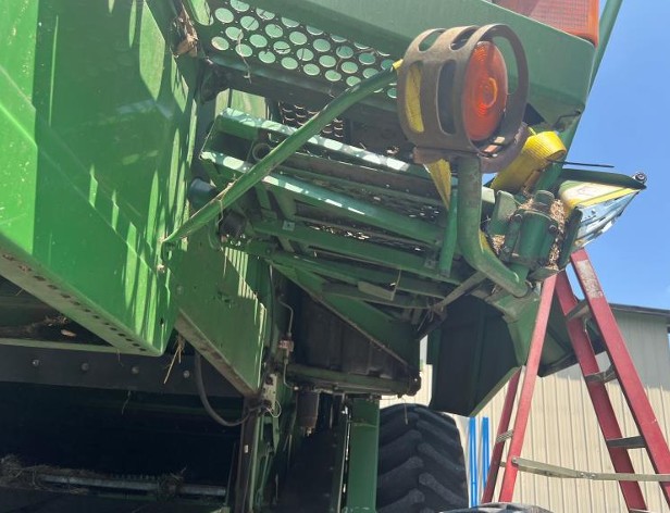1994 John Deere 9500 Combine - Image 11