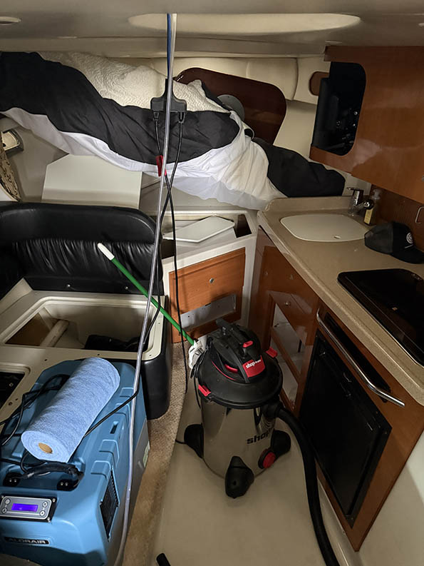 2000 Four Winns 298 Vista Cabin Cruiser Boat - Image 3