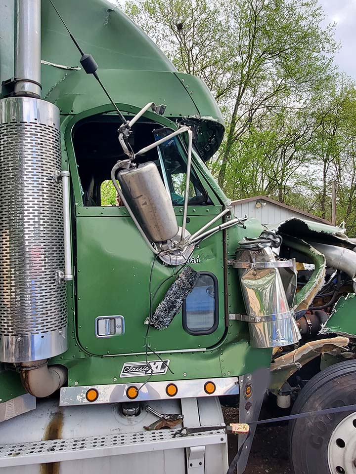 2000 Freightliner Conventional Sleeper - Image 3