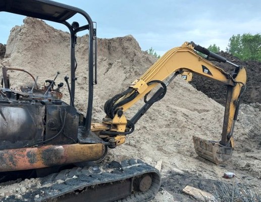2001 Caterpillar 304.5 Excavator - Image 2