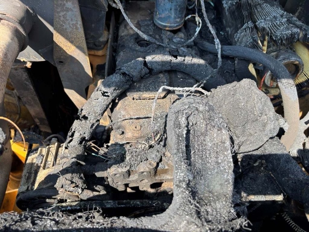 2004 Gehl 7610 Skid Steer - Image 11
