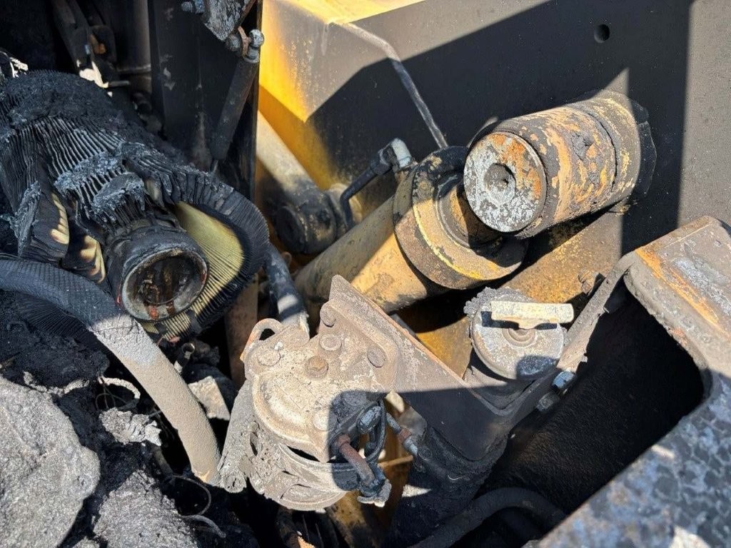 2004 Gehl 7610 Skid Steer - Image 12
