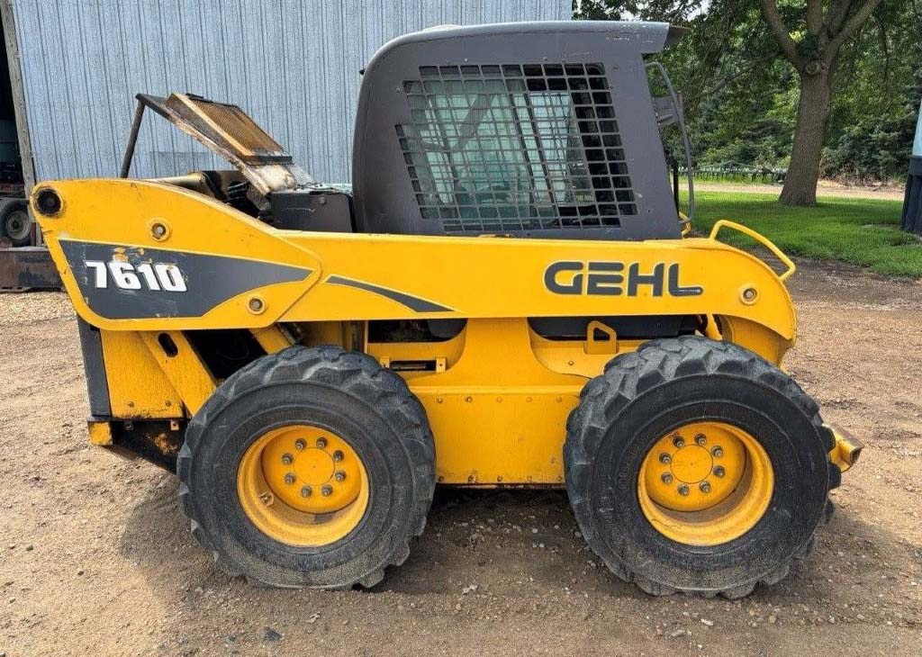 2004 Gehl 7610 Skid Steer - Image 2