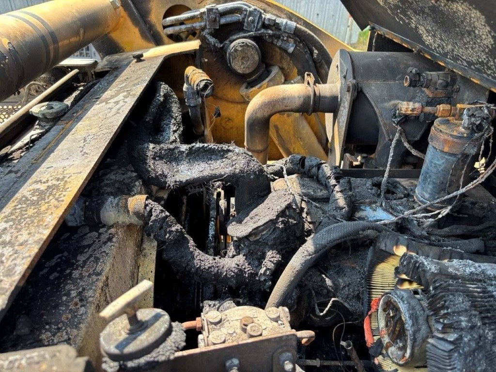 2004 Gehl 7610 Skid Steer - Image 20