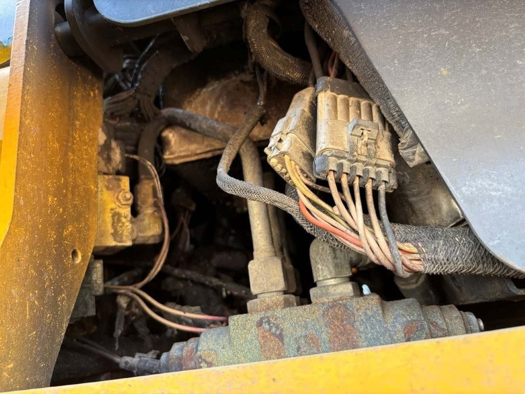 2004 Gehl 7610 Skid Steer - Image 21