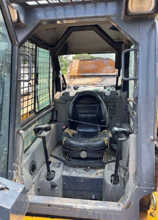 2004 Gehl 7610 Skid Steer - Image 29