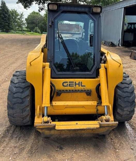 2004 Gehl 7610 Skid Steer - Image 3
