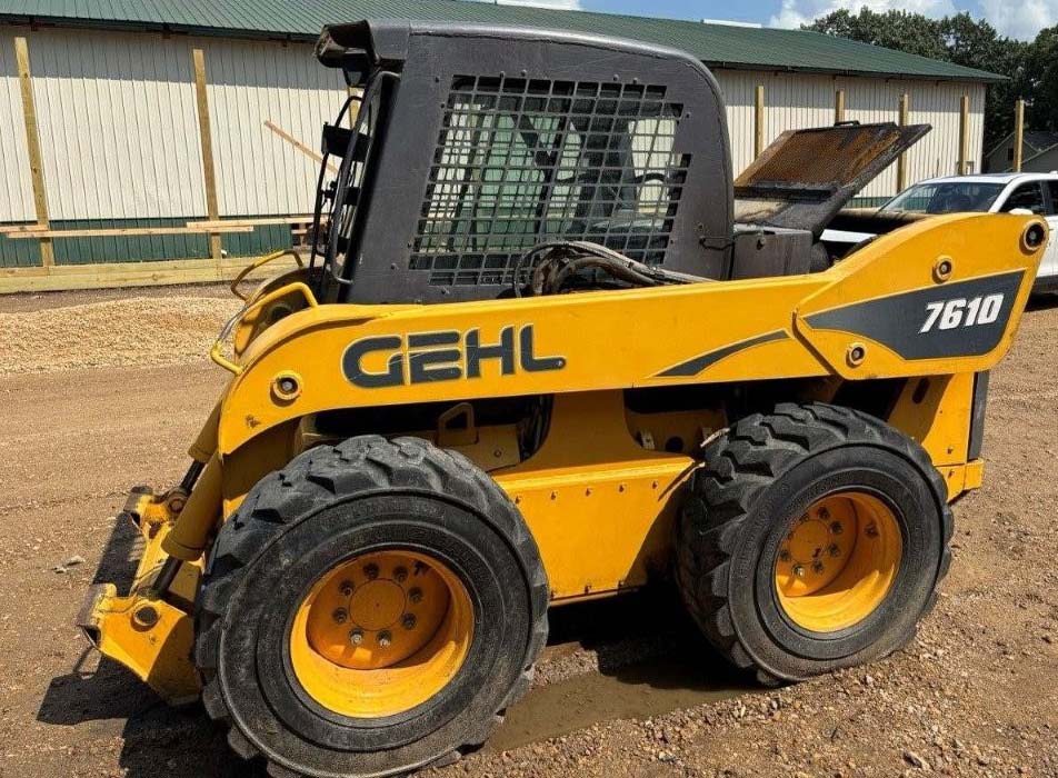 2004 Gehl 7610 Skid Steer - Image 4