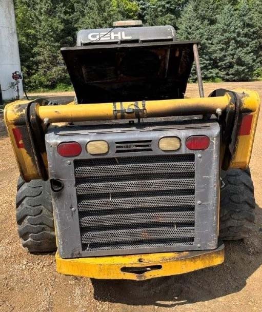 2004 Gehl 7610 Skid Steer - Image 5