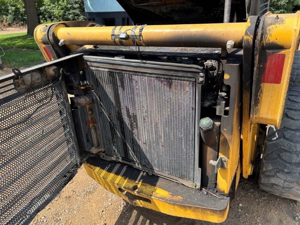 2004 Gehl 7610 Skid Steer - Image 7
