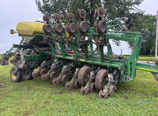 2006 John Deere 1790 Planter - Image 3