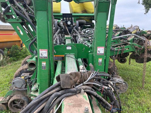 2006 John Deere 1790 Planter - Image 9