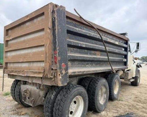 2007 Sterling L9500 Dump Truck - Image 10