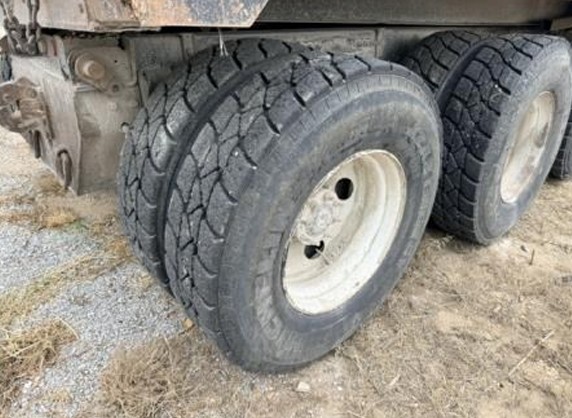 2007 Sterling L9500 Dump Truck - Image 11