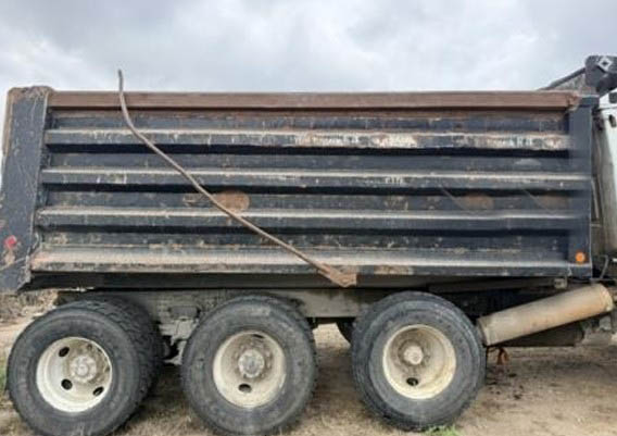2007 Sterling L9500 Dump Truck - Image 4