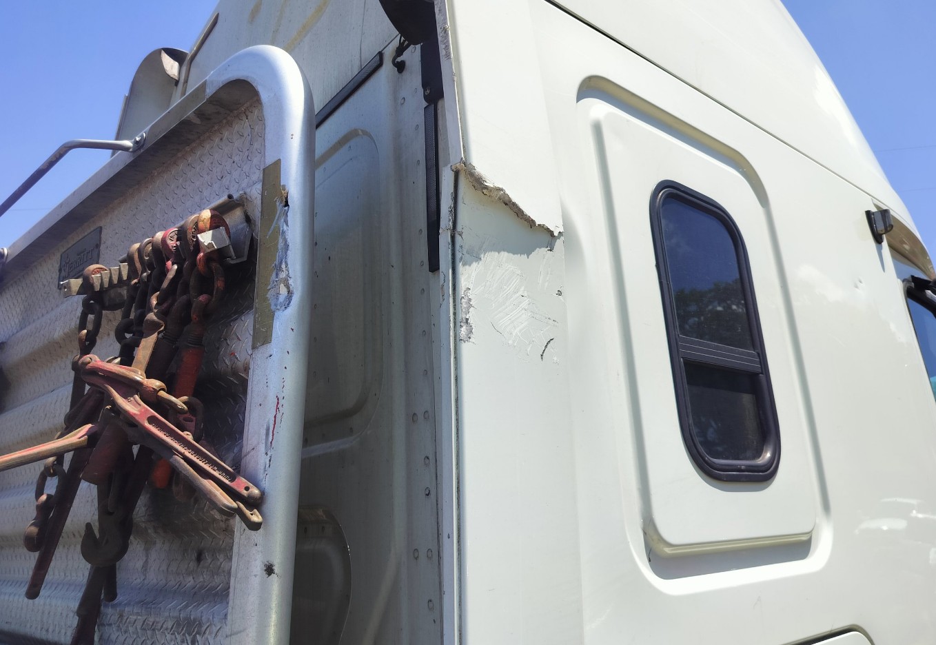 2008 Freightliner Cascadia - Image 13