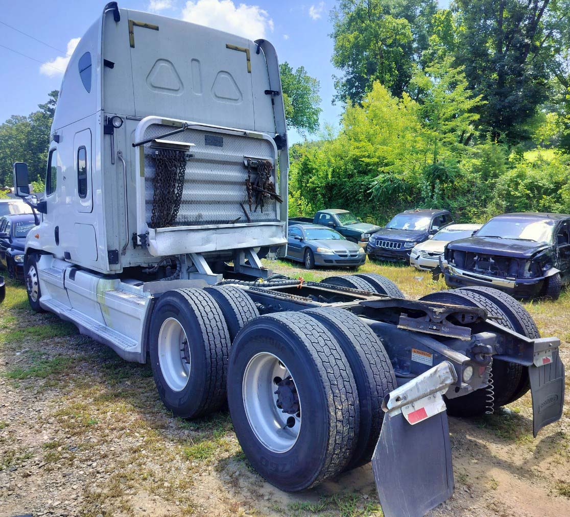 2008 Freightliner Cascadia - Image 2