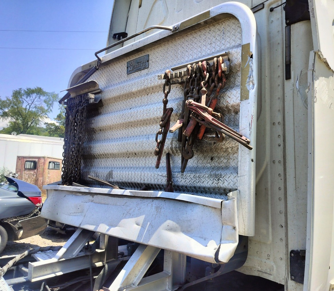 2008 Freightliner Cascadia - Image 23