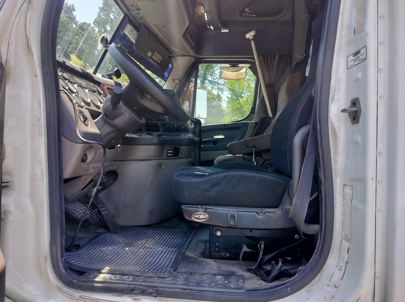 2008 Freightliner Cascadia - Image 26